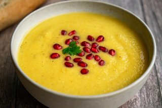 Pastinakensuppe m. Granatapfel-Topping