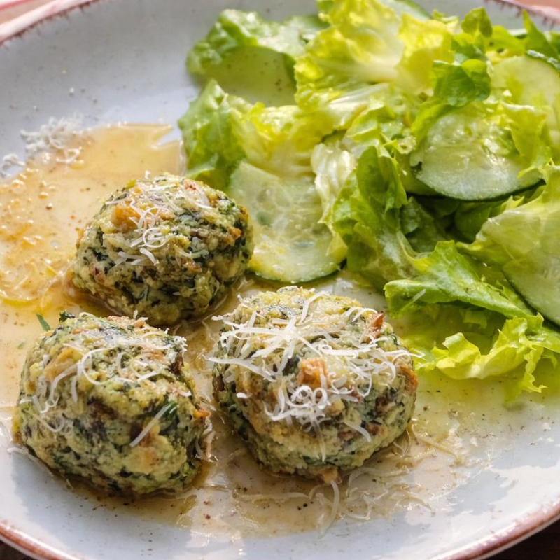 Bärlauch-Semmelknödel mit Salat