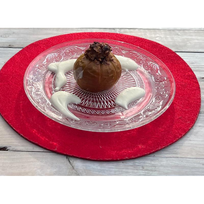 Bratapfel mit Preiselbeeren und Zimt-Sahne